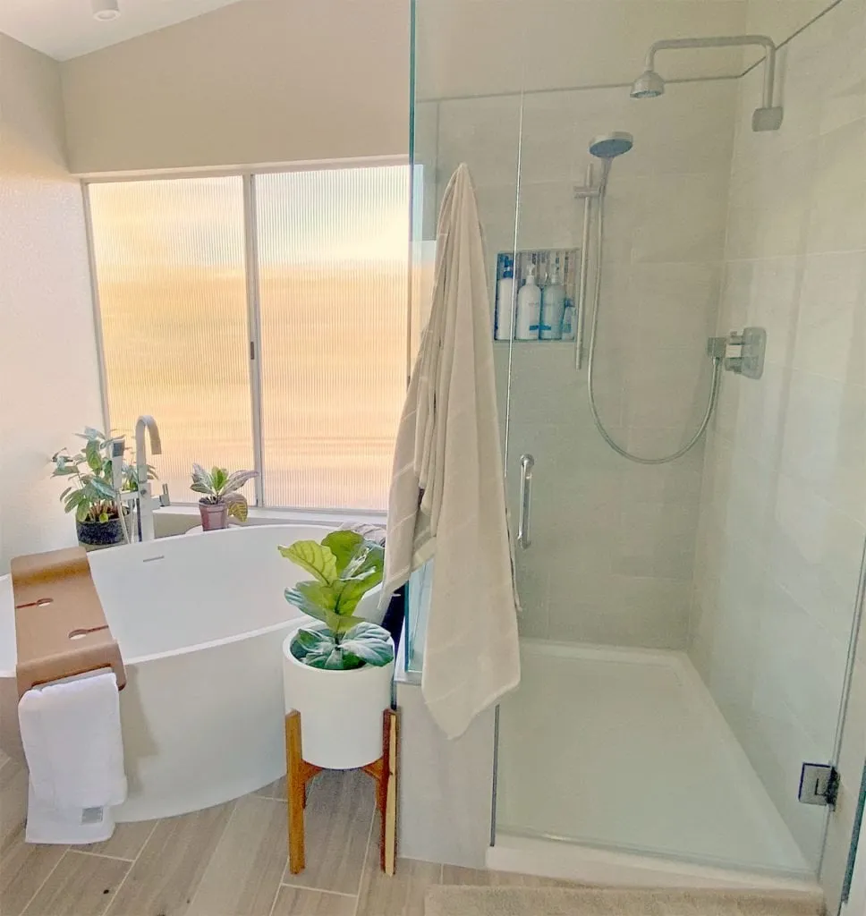 Freestanding pedestal bathtub